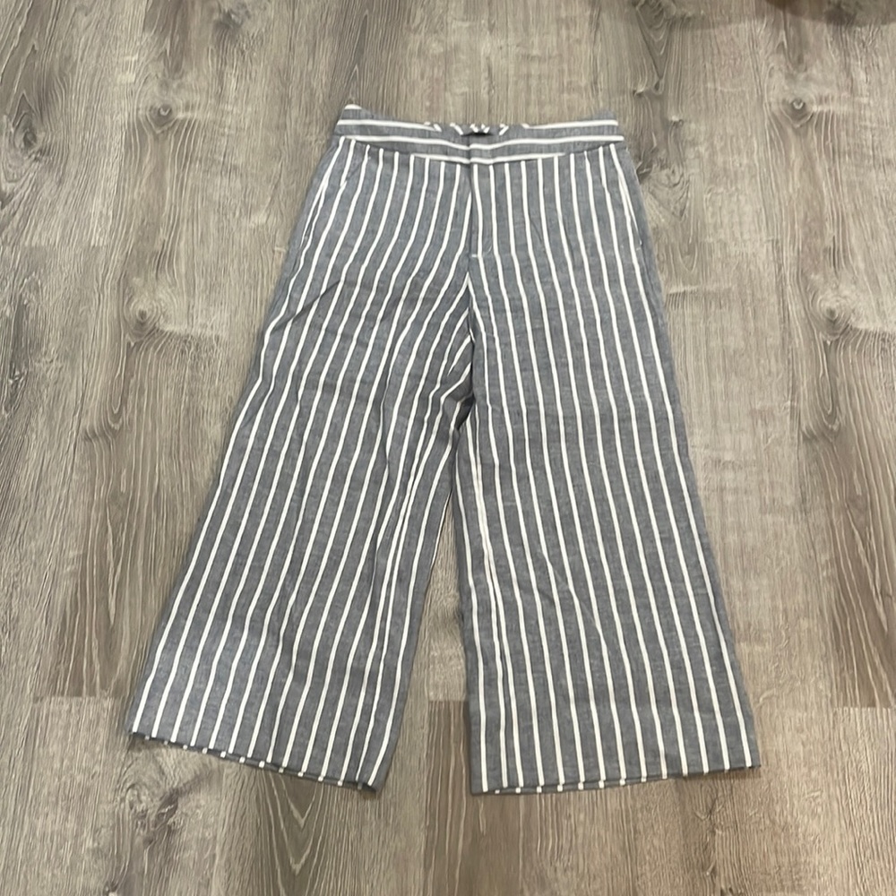 Navy and white striped linen, capris, banana republic, size 4